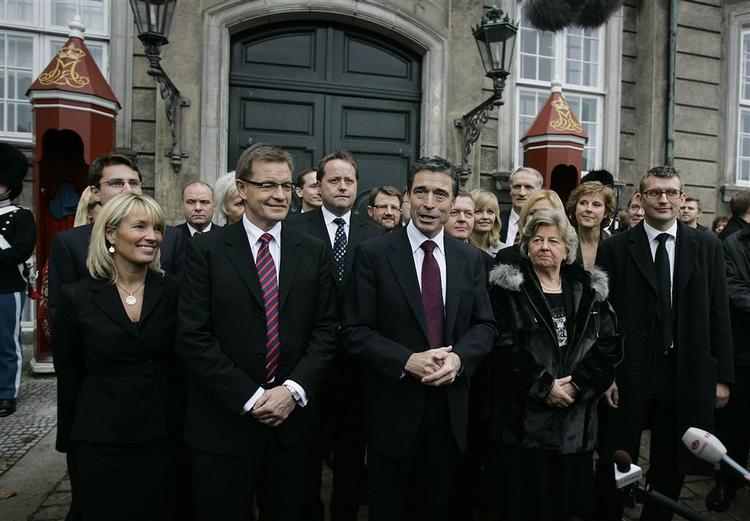 Anders Fogh Rasmussen præsenterede sin regering efter at have præsenteret dem for dronningen efter valget i efteråret. 