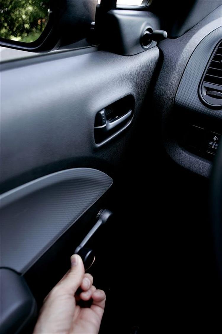 Spejle og sideruder betjenes manuelt i grundudgaven af Opel Agila. 
