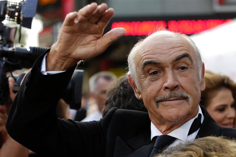 Sean Connery vinker til sine fans i Los Angeles i juni i år. 