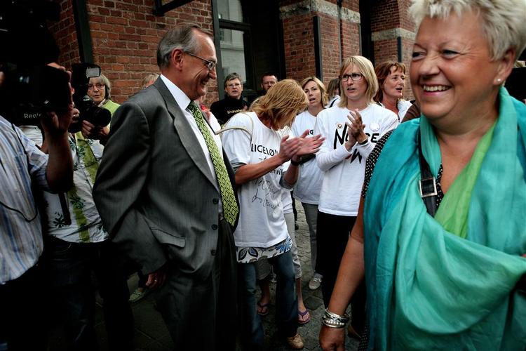 En glad Connie Kruckow efter de indgåede forlig med Danske Regioners topforhandler Bent Hansen. 