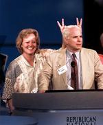 Et medlem af John McCains kampagnestab laver grin med præsidentkandidaten under det republikanske konvent. 
