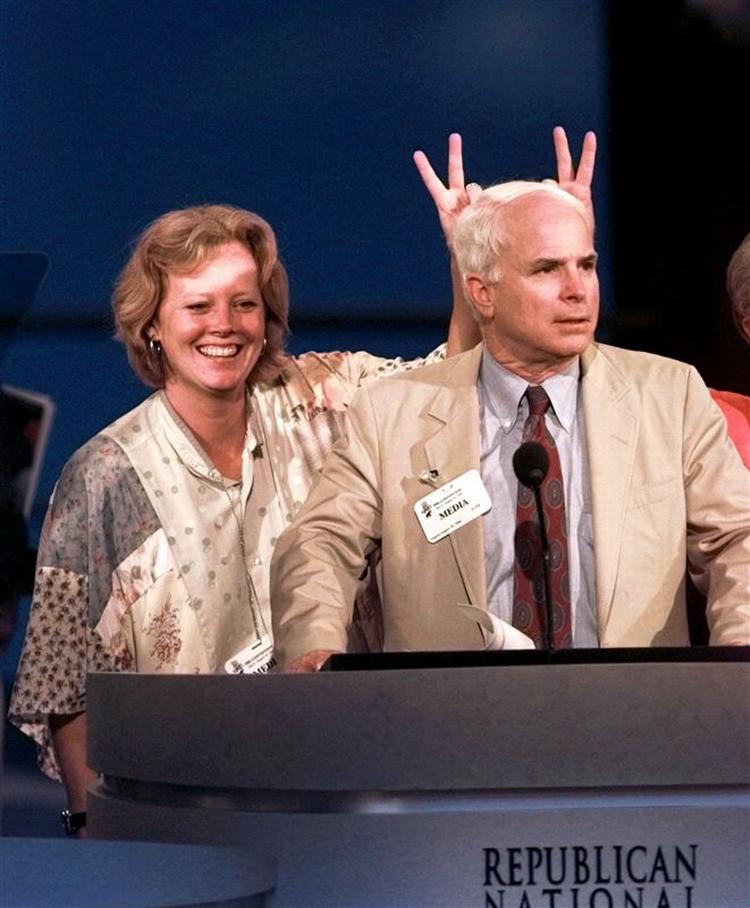 Et medlem af John McCains kampagnestab laver grin med præsidentkandidaten under det republikanske konvent. 