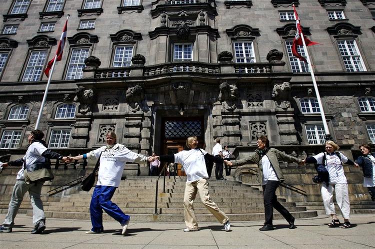 Blandt andet sygeplejerskerne, der her demonstrerer foran Christiansborg, fylder for øjeblikket strejkekassen i stedet for statskassen. 