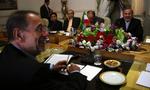 Irans udenrigsminister, Manouchehr Mottaki (th), mødtes i dag med EU's udenrigspolitiske chef, Javier Solana, som forsøgte at få Iran til at opgive dele af landets atomprogram. 