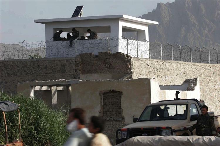 400 Taleban-oprørere er flygtet fra fængslet i Kandahar efter en storstilet og eksplosiv befrielsesaktion. 