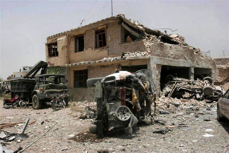 Her lå hovedindgangen til fængslet i Kandahar engang. Taleban-oprørere har sprængt porten væk for at befri op mod 400 ligesindede fra arresten. 