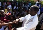 Oppositionslederen Morgan Tsvangirai møder tilhængere ved et valgmøde 8. juni nær Bulawayo i Zimbabwe. Arkivfoto. 