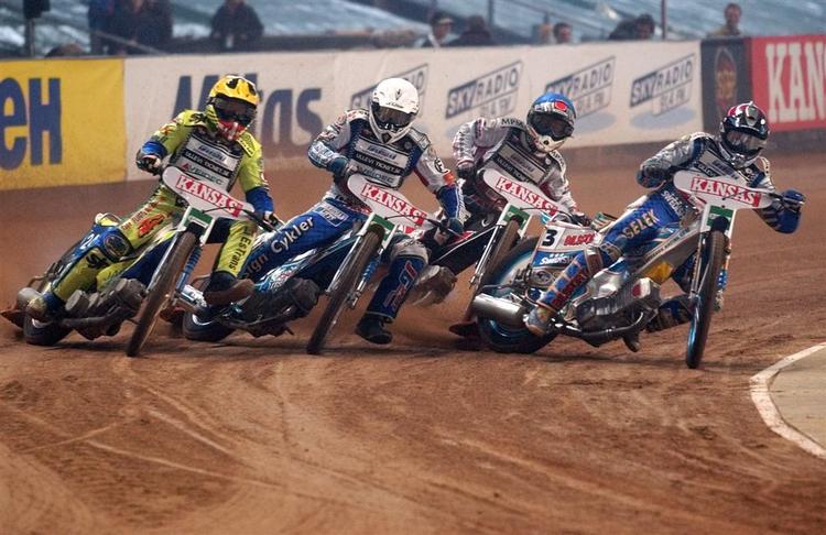 To af de landsholdsaktuelle danskere i kamp under Dansk Speedway Grand Prix 2004 i Parken i København. Fra venstre Kenneth Bjerre og Hans Andersen i kamp mod Tony Rickardsson og Bohumil Brhel. Arkivfoto. 