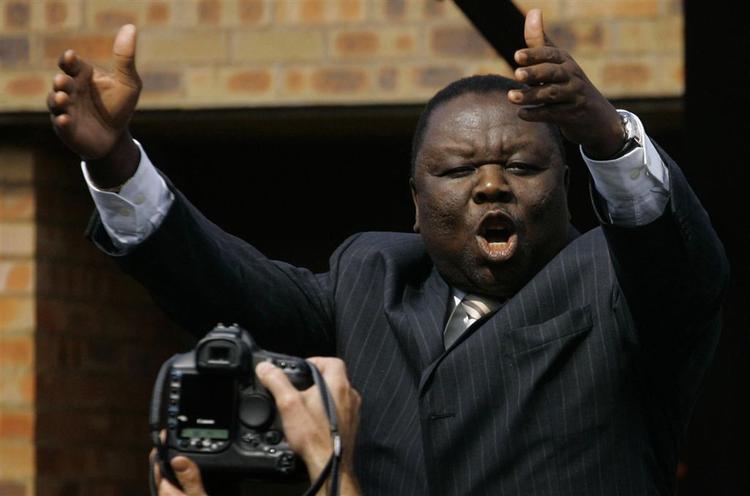 Morgan Tsvangirai er flere gange blevet arresteret op til anden runde af valget i Zimbabwe, der finder sted 27. juni. Her kæmper oppositionslederen mod Robert Mugabe. Arkivfoto. 