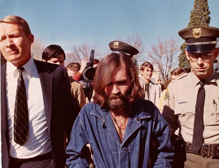 Charles Manson eskorteres tilbage til fængslet efter afsigelsen af dødsdommen over ham i 1969. Arkivfoto. 