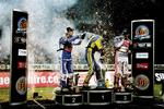 Nicki Pedersen giver polakken og vinderen i Parken  Tomasz Gollob et skvæt champagne. 