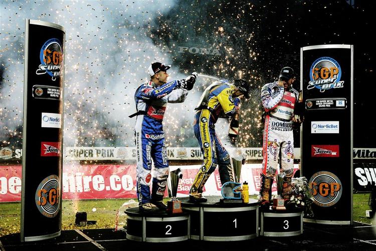 Nicki Pedersen giver polakken og vinderen i Parken  Tomasz Gollob et skvæt champagne. 