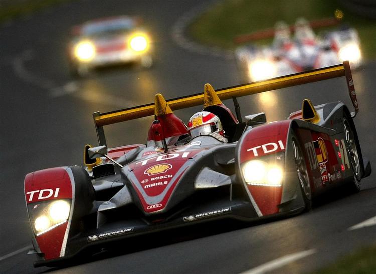 Audi R 10 nummer to kørt af Tom Kristensen, Rinaldo Capello og Allan McNish har taget føringen i Le Mans. 