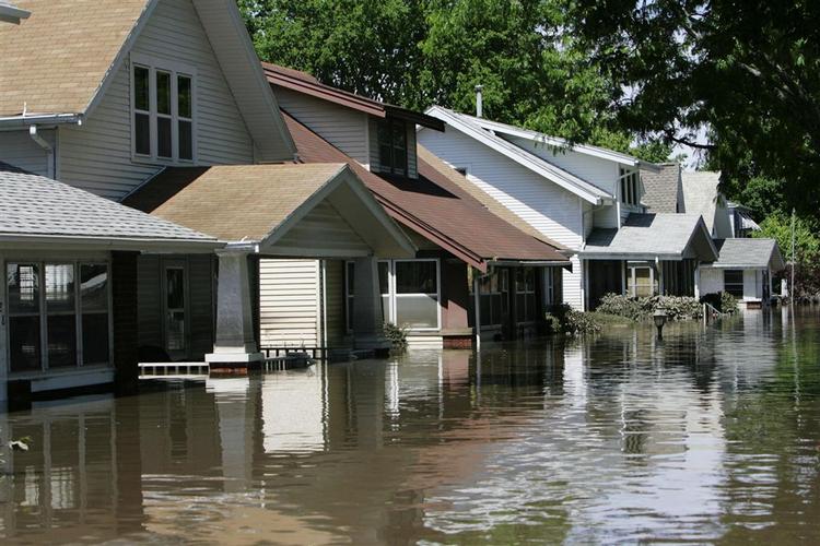 En række huse i Cedar Rapids. Beboerne har forsøgt at redde det sidste drikkevand, inden vandet blev forurenet. 