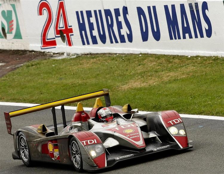 Rinaldo Capello sender Audi 2 i spidsen af Le Mans med en omgang. 