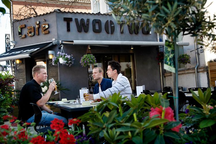 Café Two O Two har først for nyligt istandgjort arealet foran cafeen for at kunne tilbyde udeservering. Fredage og lørdage tændes der tillige op i grillen, når vejret tillader det. 