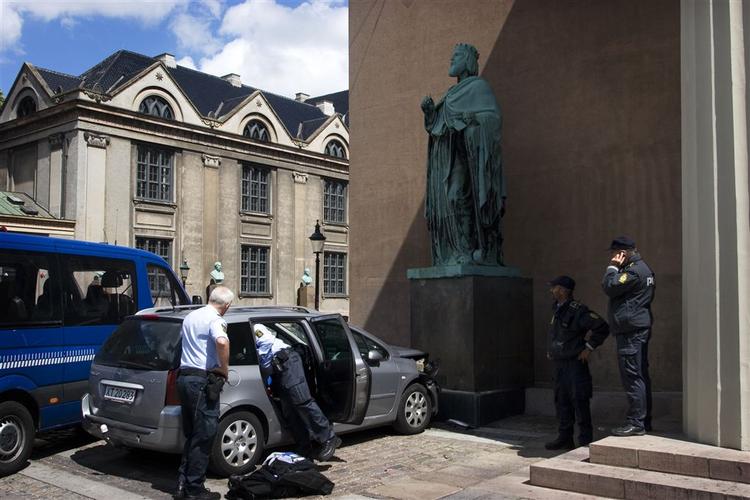 Betjente undersøger den stjålne Peugeot ved Vor Frue Kirke efter den vilde biljagt fra Greve. Foto: Søren Schnoor 