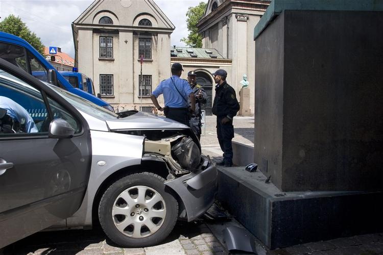 Både blokken og selve Davidstatuen ved Vor Frue Kirke blev flyttet efter sammenstødet. Ifølge politiet var det et held, at statuen ikke væltede ned i førerhuset. 