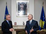 Kosovas præsident, Fatmir Sejdiu (th) og lederen af parlamentet i Kosova, Jakup Krasniqi, står med en kopi af den nye nations forfatning. 