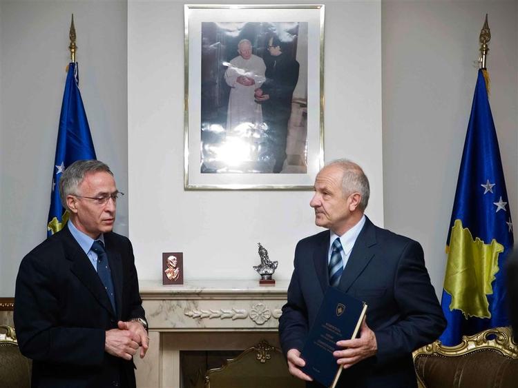 Kosovas præsident, Fatmir Sejdiu (th) og lederen af parlamentet i Kosova, Jakup Krasniqi, står med en kopi af den nye nations forfatning. 
