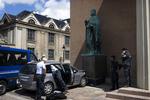 Gudske tak og lov ramte den stjålne Peugeot kun statuen af Kong David. Politiet finder her tyvekoster i bilen. 