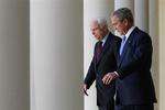 George W. Bush håber på, at han kan give embedet videre til John McCain. Men inden er det hans håb at få Osama bin Laden bag lås og slå. 