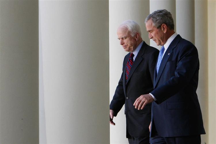 George W. Bush håber på, at han kan give embedet videre til John McCain. Men inden er det hans håb at få Osama bin Laden bag lås og slå. 