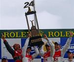 Rinaldo Capello og Allan McNish hæver det eftertragtede trofæ, mens Tom Kristensen jubler med. 