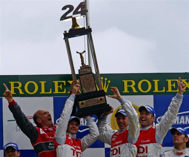 Rinaldo Capello og Allan McNish hæver det eftertragtede trofæ, mens Tom Kristensen jubler med. 