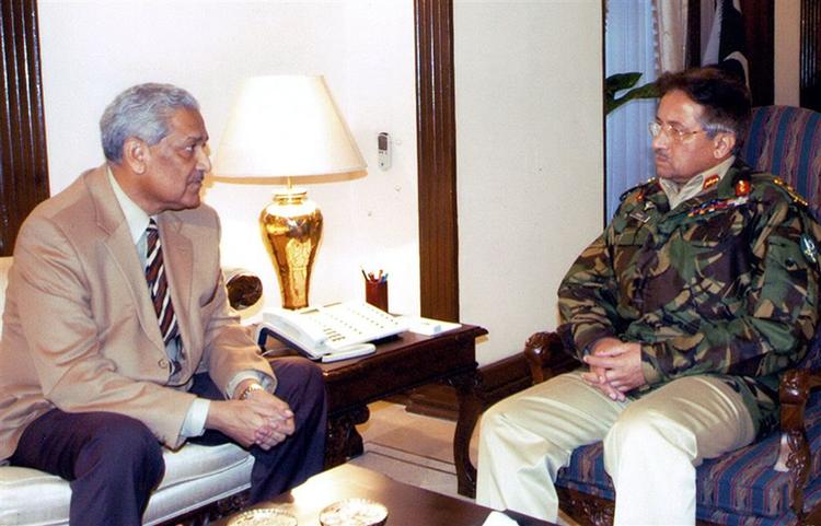 Den pakistanske videnskabsmand Abdul Q. Khan (tv.) her i samtale med  præsident Pervez Musharraf menes at have videresolgt oplysninger om atomvåben til blandt andet Libyen. 