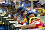 Plastic-legetøj samles på en fabrik i Kina. Stoffer i plastic får skyld for at ødelægge hormonproduktionen for både mænd og kvinder. Arkivfoto. 