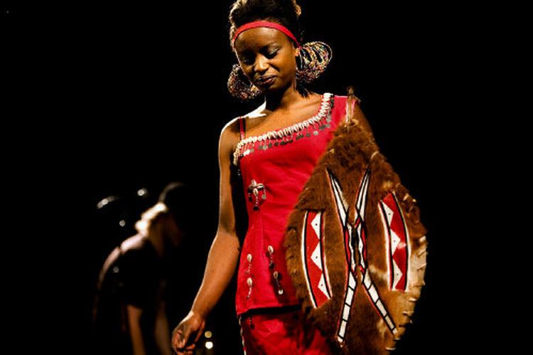 25-årige Catherine fra Kenya stillede op med Masai-skjold og politiske dundertaler. Hun vandt en rejse for to til en valgfri destination i Afrika – og titlen som Miss Africa Danmark naturligvis. Foto: Miriam Dalsgaard. 