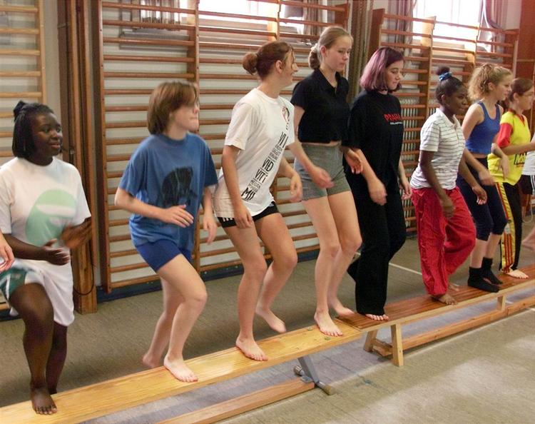 Gymnastiktime for en 8. klasse i København. Arkivfoto. 