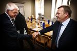 KL's formand Erik Fabrin (V) hilser på finansminister Lars Løkke rasmussen (V) ved forhandlingerne tidligt i dag. 