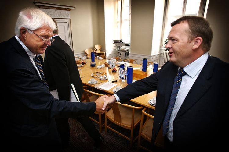 KL's formand Erik Fabrin (V) hilser på finansminister Lars Løkke rasmussen (V) ved forhandlingerne tidligt i dag. 