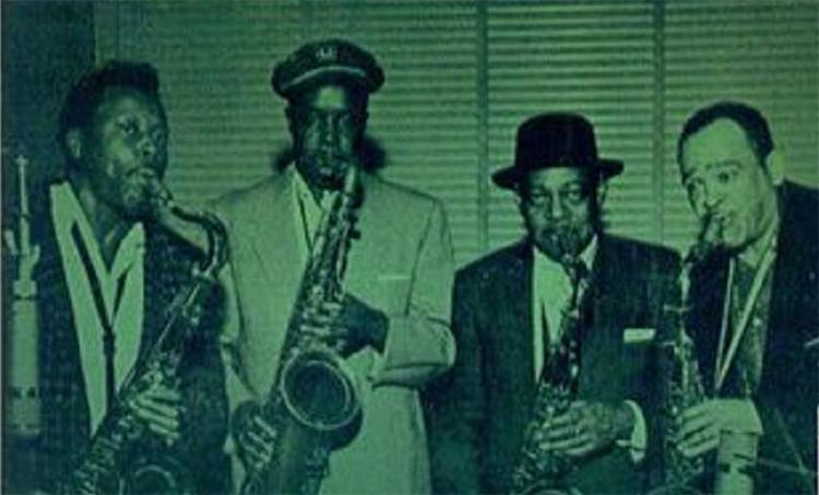 De fire tenorsaxofonister, Eddie 'Lockjaw' Davis,  Buddy Tate, Coleman Hawkins og Arnett Cobb, har sat hinanden stævne på fornøjeligt album. 