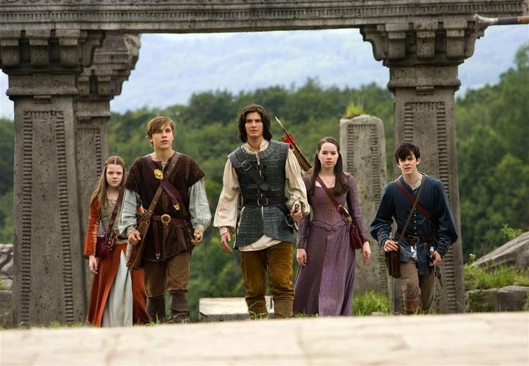 Foto fra Disneys nye film 'The Chronicles of Narnia: Prince Caspian' fra venstre Georgie Henley, William Moseley, Ben Barnes, Anna Popplewell og Skandar Keynes. 