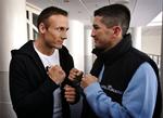Der sneg sig et smil ind i mundvigene, da Mikkel Kessler og Dimitri Sartison skulle se barske og krigeriske ud. 