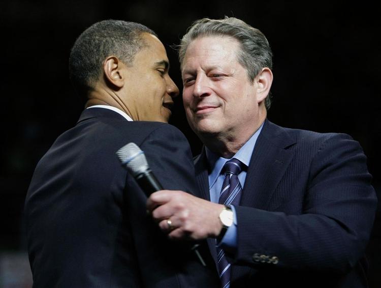 Al Gore på scenen i Joe Lewis Arena i nat, efter at han havde lovet Barack Obama sin ubetingede støtte. 
