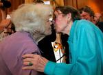 Indenfor kunne Del Martin (tv.) kysse sin brud Phyllis Lyon. 