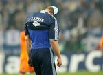 Søren Larsen forlader banen efter nederlaget i kvartfinalen mod Barcelona i april. Nu vil han også forlade Schalke. 