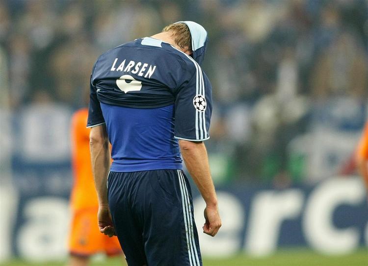 Søren Larsen forlader banen efter nederlaget i kvartfinalen mod Barcelona i april. Nu vil han også forlade Schalke. 