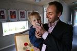 Martin Lundsteen er glad for at kunne aflevere to-årige Harald i Børnehuset Rosenhaven på Frederiksberg. 