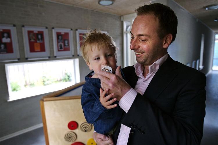 Martin Lundsteen er glad for at kunne aflevere to-årige Harald i Børnehuset Rosenhaven på Frederiksberg. 