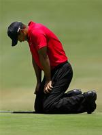 Skønt nede på knæene vandt Tiger Woods US Open i går. Men nu gør det ene knæ for ondt, og tvinger ham til en pause. 