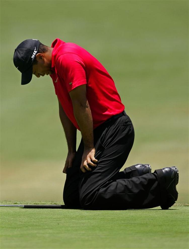 Skønt nede på knæene vandt Tiger Woods US Open i går. Men nu gør det ene knæ for ondt, og tvinger ham til en pause. 