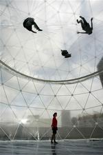 Publikum ses inden i skulpturen Obervatory, Air-Port-City af den argentinske kunstner Tomas Saraceno her udstillet i London. Værket kommer til Carlsbergs Akademihave fra 5. september i år som led i U-turn. 