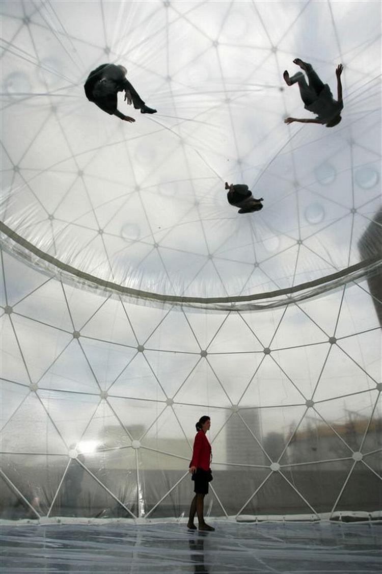 Publikum ses inden i skulpturen Obervatory, Air-Port-City af den argentinske kunstner Tomas Saraceno her udstillet i London. Værket kommer til Carlsbergs Akademihave fra 5. september i år som led i U-turn. 