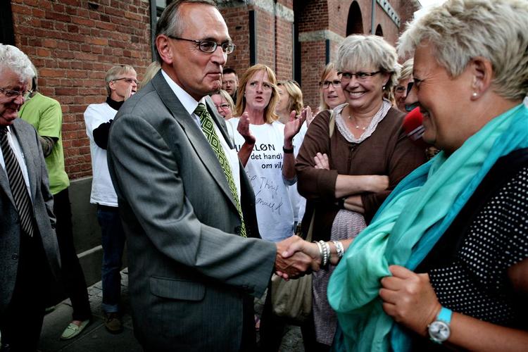 Formanden for Danske Regioner, Bent Hansen, og formand for Sundhedskartellet, Connie Kruckow, indgik i fredags forlig efter flere ugers strejke. Nu skal sygeplejerskerne stemme om aftalen. 