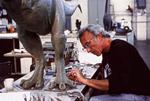 Stan Winston under arbejdet men en af de livagtige dinosaurer fra 'Jurassic Park, som han modtog en Oscar for i 1993. 